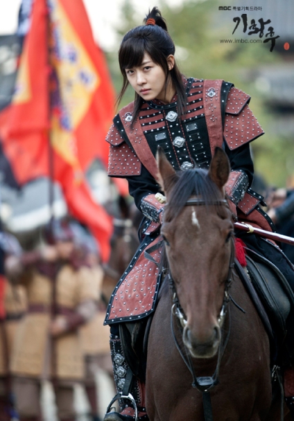 See what I mean by the costuming?? So detailed...and Ji-Won unni looks great!